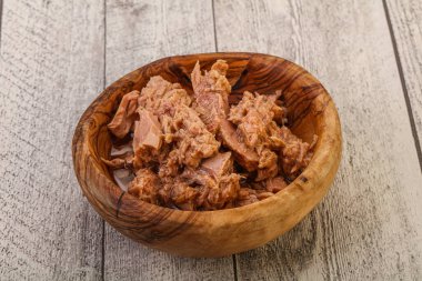 Salata için konserve ton balığı filetosu.