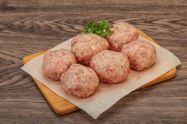 Yemek pişirmek için çiğ hindi köftesi.