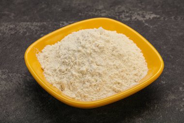 Buğday unu kasede yemek pişirmek için.