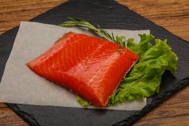 Biberiye servis edilmiş tuzlu somon bifteği.