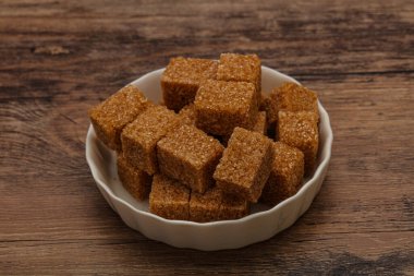 Kahverengi baston şeker yavruları kasede