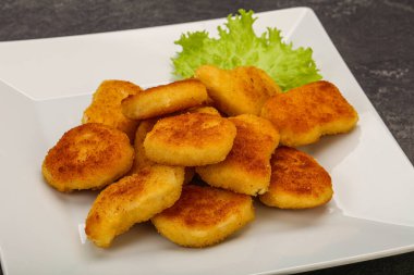 Kızarmış tavuk nugget. Salata yaprakları.