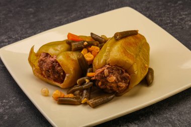 Doldurulmuş dolma dolma biber, et ve pilav.