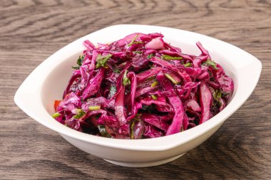 Bitki ve baharatlı kırmızı lahana turşusu