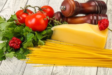 Çiğ İtalyan spagetti yığını, peynir ve sebzeli.