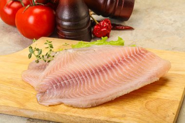 Pişirmek için çiğ tilapia balığı filetosu.