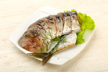 Salata yaprakları üzerinde baharatlı füme Scomber.