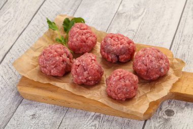 Ahşap zemin üzerinde çiğ köfte pişirmeye hazır.