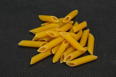 Çiğ makarna kaseye hazır.