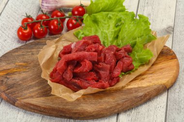 Çiğ et dilimlenmiş, pişirmeye hazır.