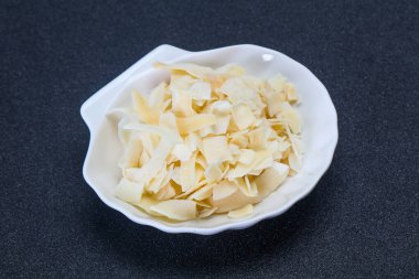 Hindistan cevizi kuru cipsi kasede atıştırmalık.