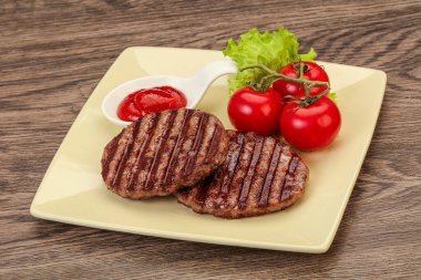 Domates soslu ızgara burger pirzolası