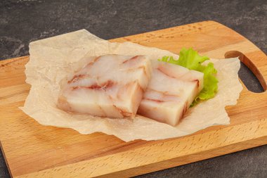 Pişirmek için çiğ balık filetosu.