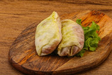 Ev yapımı çiğ lahana ve yemek pişirmek için et.