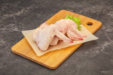 Çiğ tavuk kanatları pişmeye hazır.