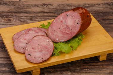 Baharatlı ve otlu füme jambon.