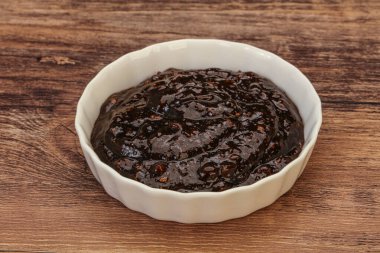 Kasede acı biber sosu var.