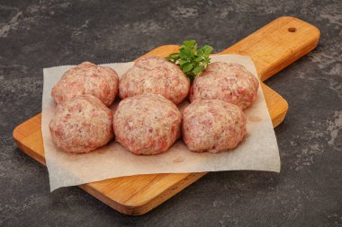 Yemek pişirmek için çiğ hindi köftesi.