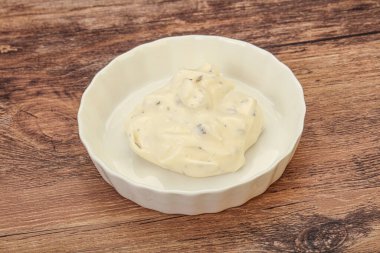 Parmesan peynirli ve otlu Sezar kremi sosu.