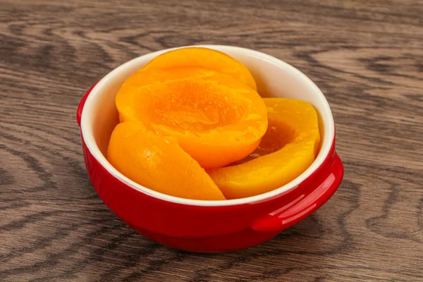 縄で鉢の中の桃の実をマリネ — ストック写真