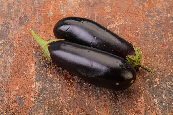 Deux Aubergines Crues Mûres Isolées Pour Cuisson — Photo