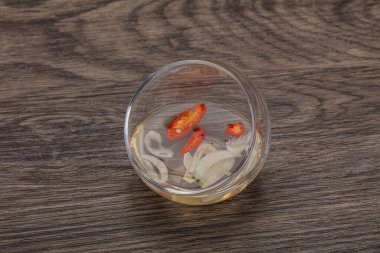 Acı biber ve sarımsaklı Vietnam sirkesi sosu.