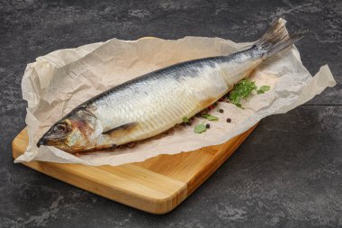 Biber ve baharatlı tuzlu ringa balığı.