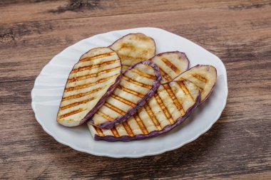 Izgara graffiti yumurta dilimleri ve zeytinyağı.