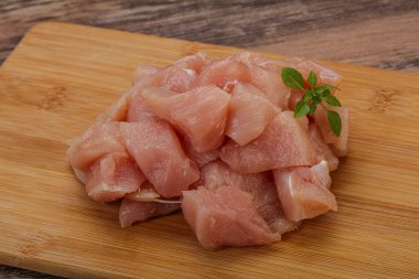 Pişirmek için çiğ tavuk göğsü.