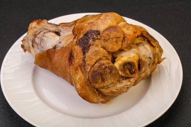 Baharatlı ve otlu domuz budu.