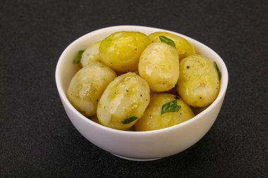 Kasede taze haşlanmış patates soğan servis edildi.