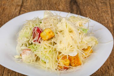 Tavuk göğsü ve peynirli Sezar salatası.