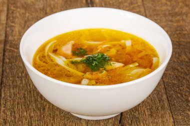 Erişteli tavuk çorbası, sebze ve et.