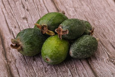 Tropik yeşil tatlı organik meyve Feijoa