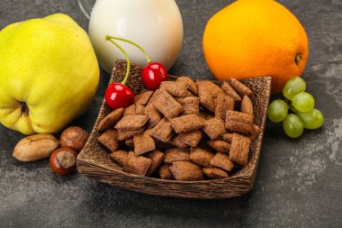 Mısır boğucu pedler, meyveler ve sütle kahvaltı