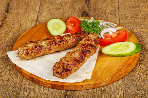 Μοσχάρι Σουβλάκι Κιμά Κρέας Shashlik Σερβίρεται Λαχανικά — Φωτογραφία Αρχείου