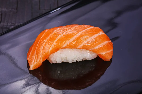 Asiatische Küche Sushi Mit Rohem Lachs — Stockfoto
