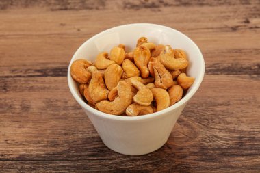 Kavrulmuş kaju yığını kasede