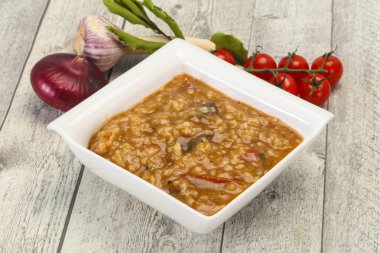 Kafkas Kharço çorbası, sığır eti ve pilav.