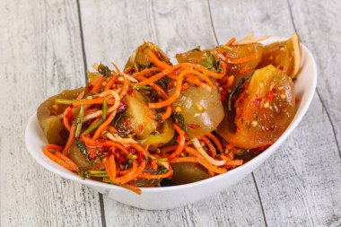 Kore havucu ve baharatlı yeşil domates turşusu.