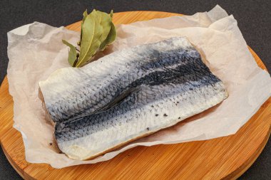 Güvertede deri ve baharatlı ringa filetosu.