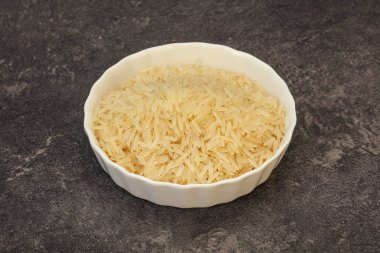 Tabakta çiğ Hint basmati pilavı