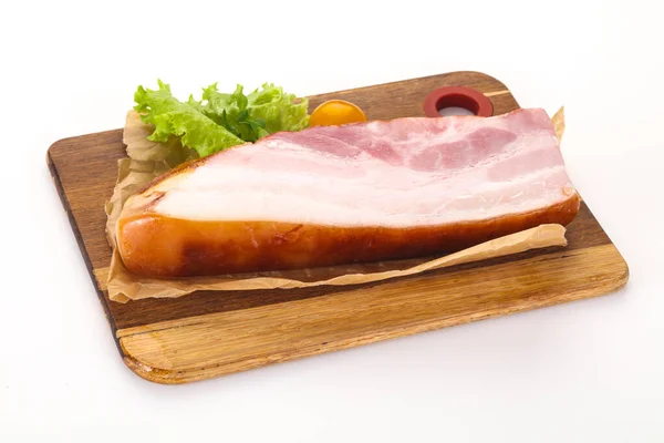 Geräucherte Schweinebrust Mit Salatblättern Und Tomaten — Stockfoto