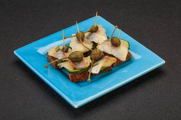 Arenque Filé Canapé Lanche Com Mirtilo Pepino — Fotografia de Stock