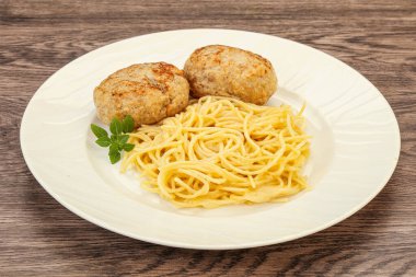 Peynirli spagetti ve ev yapımı tavuk pirzolası.