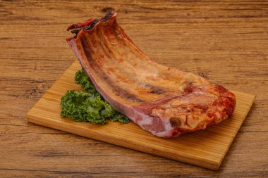 Baharatlı ve otlu domuz pirzolası.