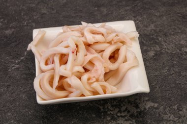 Lezzetli marine edilmiş mürekkep balığı kasede atıştırmalık parçalar.