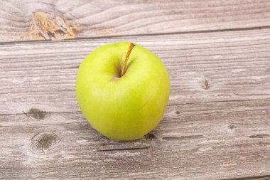 Olgun ve tatlı yeşil elma