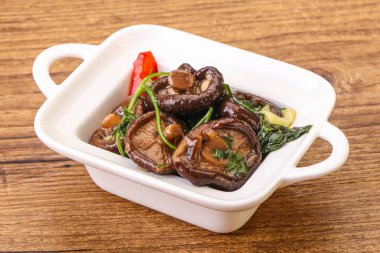 Baharatlı ve otlu terbiye edilmiş Shiitake mantarı.