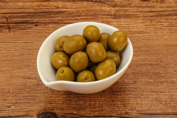 Grüne Eingelegte Oliven Häufen Sich Der Schüssel — Stockfoto